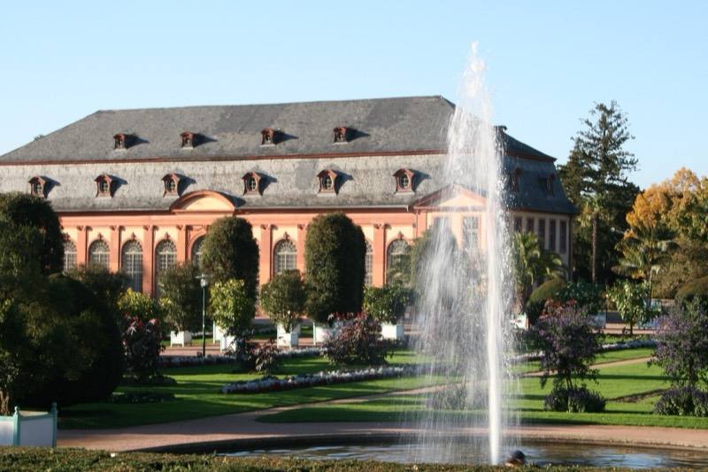 Springbrunnen vor dem Orangeriehaus in Darmstadt