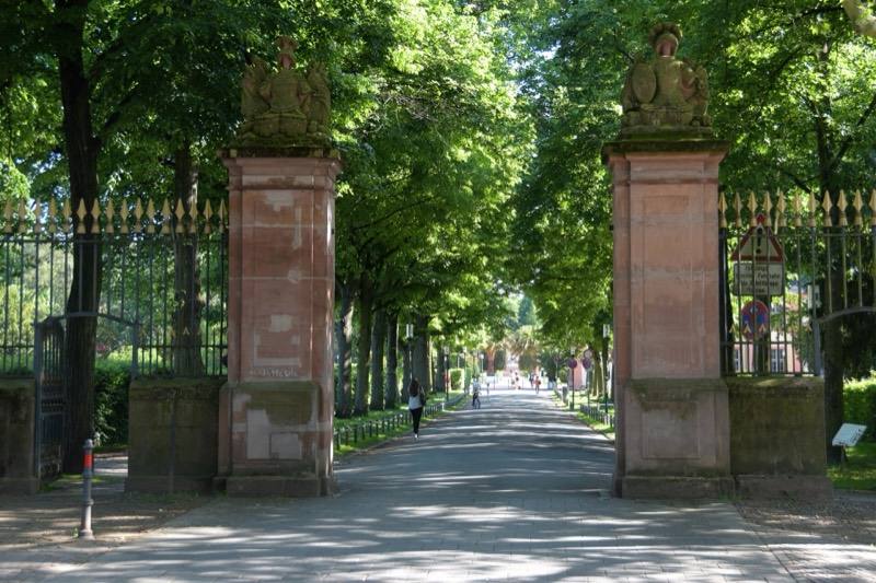 Historischer Torbau am Eingang zur Orangerie Darmstadt